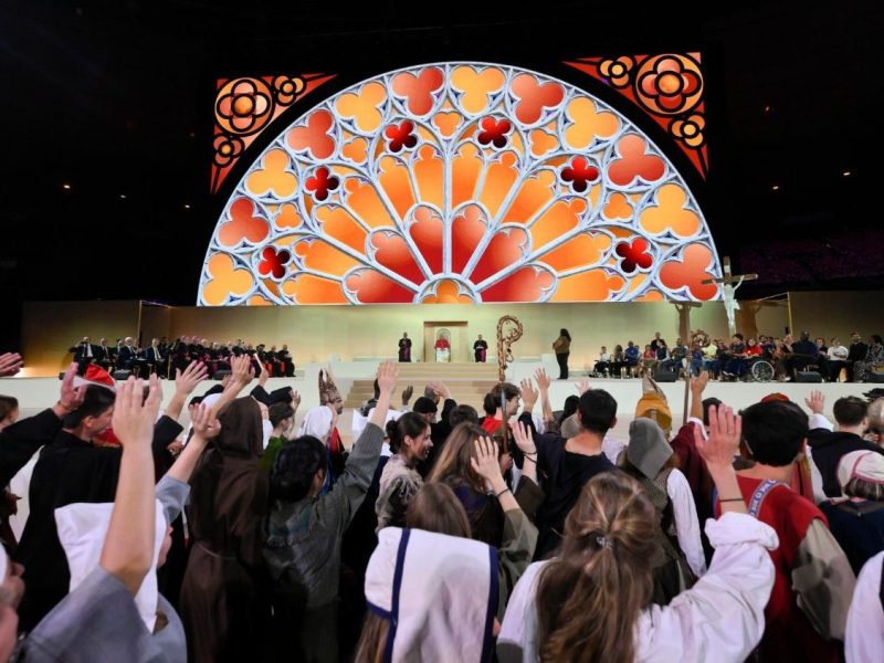 Il Papa e 80mila giovani allo Stade de France: «Evita, tendi,&nbsp;combatti»